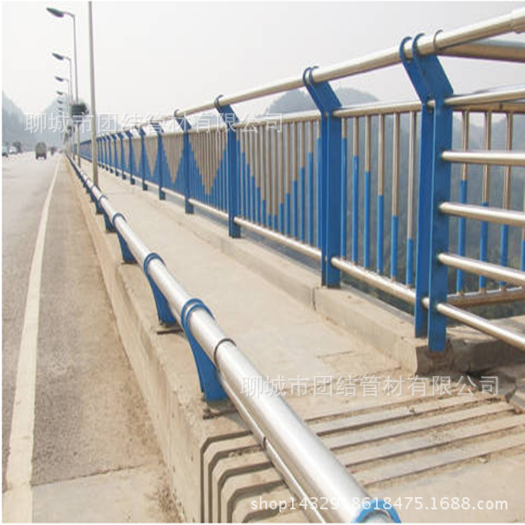 专业加工不锈钢复合管 团结不锈钢复合管厂生产企业 桥梁护栏示例图3