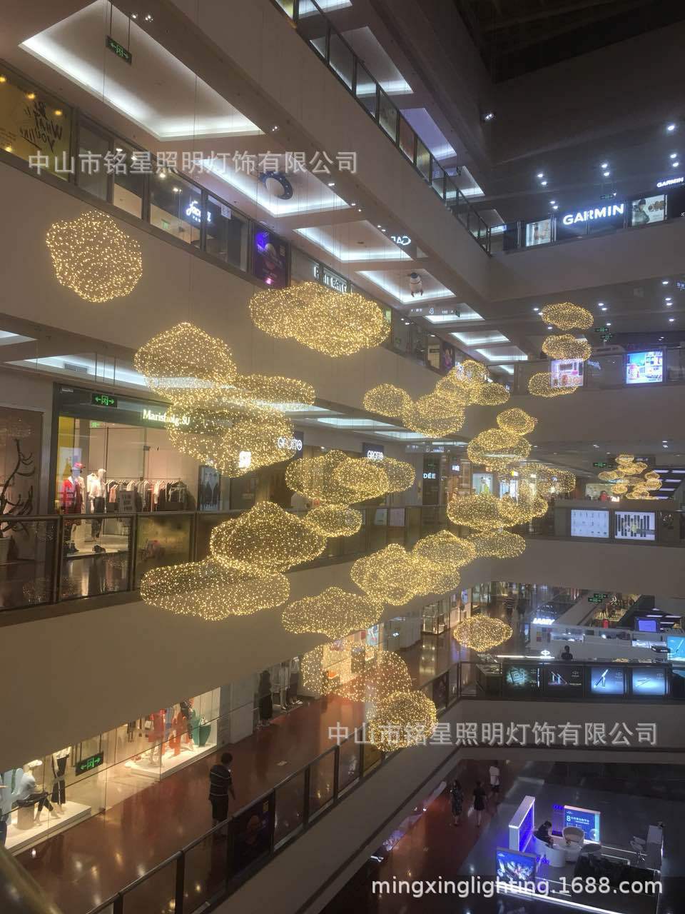 大型商场中庭设计铁丝网LED云朵雕塑商业美陈铁艺云朵灯中厅吊饰示例图5