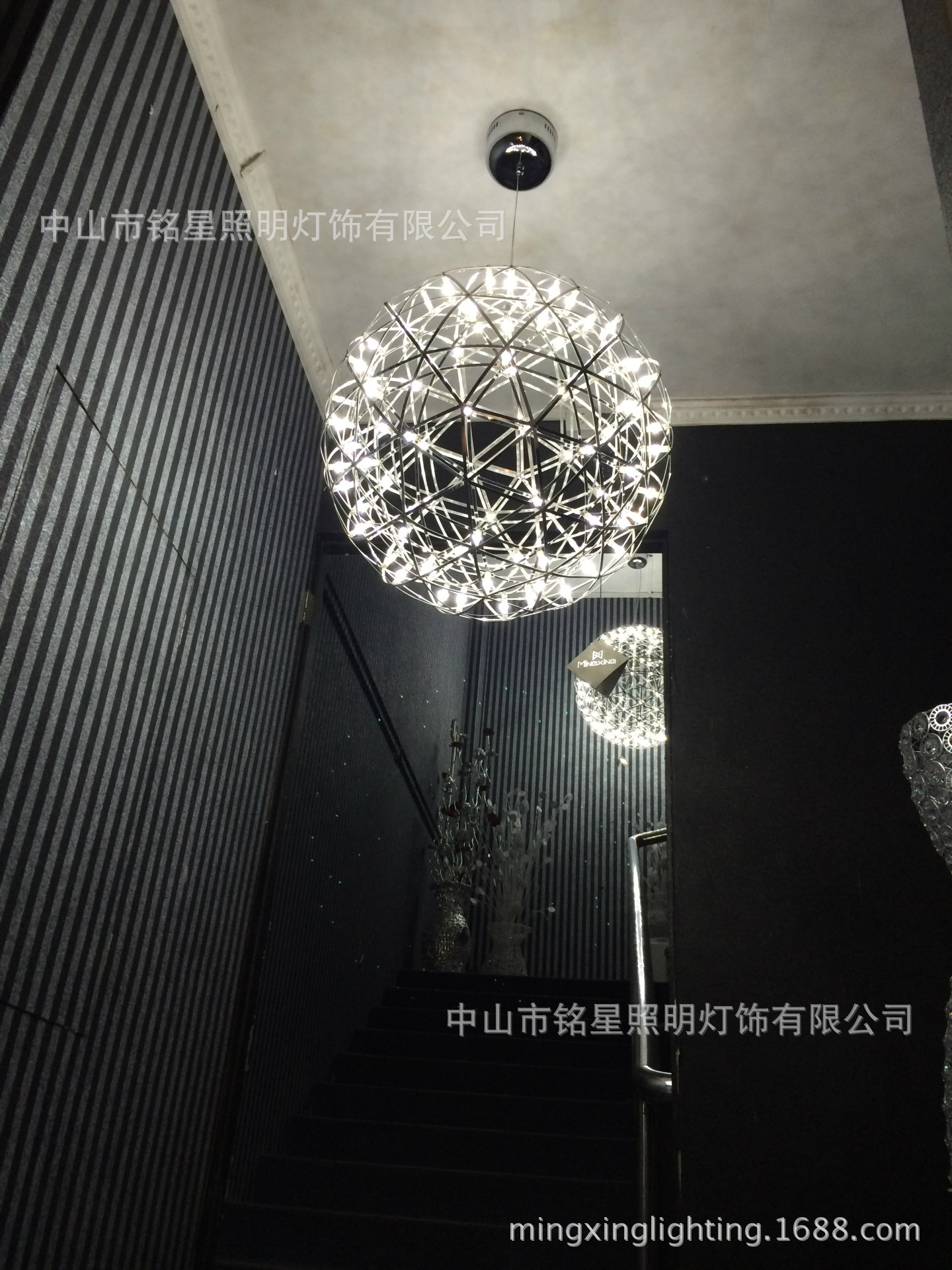 定制商场大厅中空LED球垂吊灯厂家新款球满天星不锈钢圆球灯示例图13
