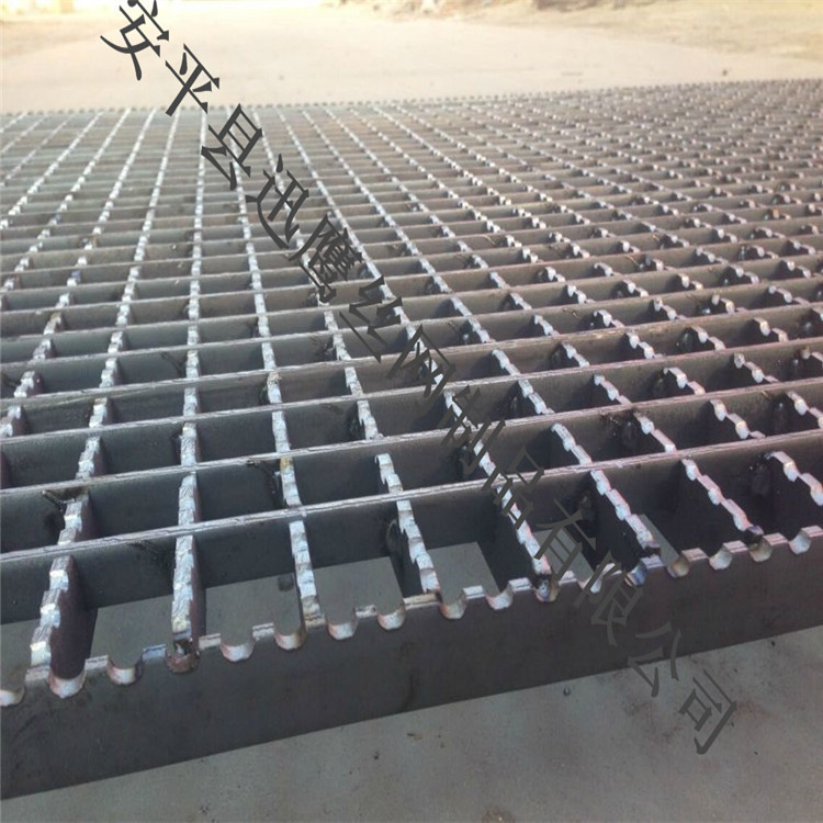 齿型防滑板定制   镀锌锯齿形踏步板   武汉市沟盖方格板厂家示例图8
