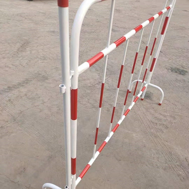 石家庄铁马护栏 临时护栏 可移动铁马喷白色红条护栏 铁马护栏WL图片