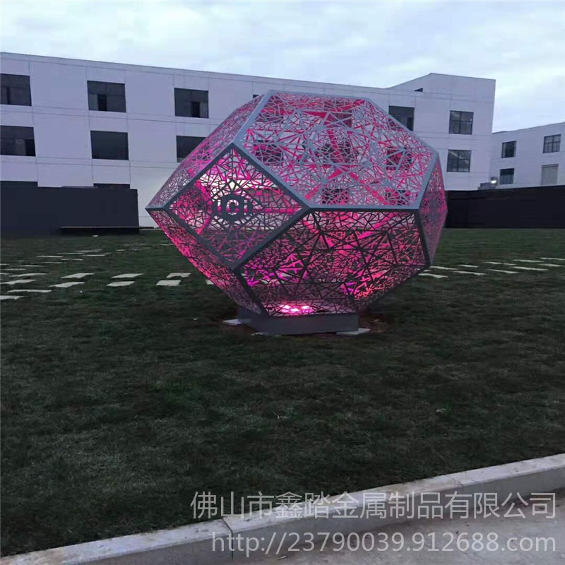 江苏小区草坪装饰 发光不锈钢镂空多边球雕塑 喷漆表面安装实物效果图