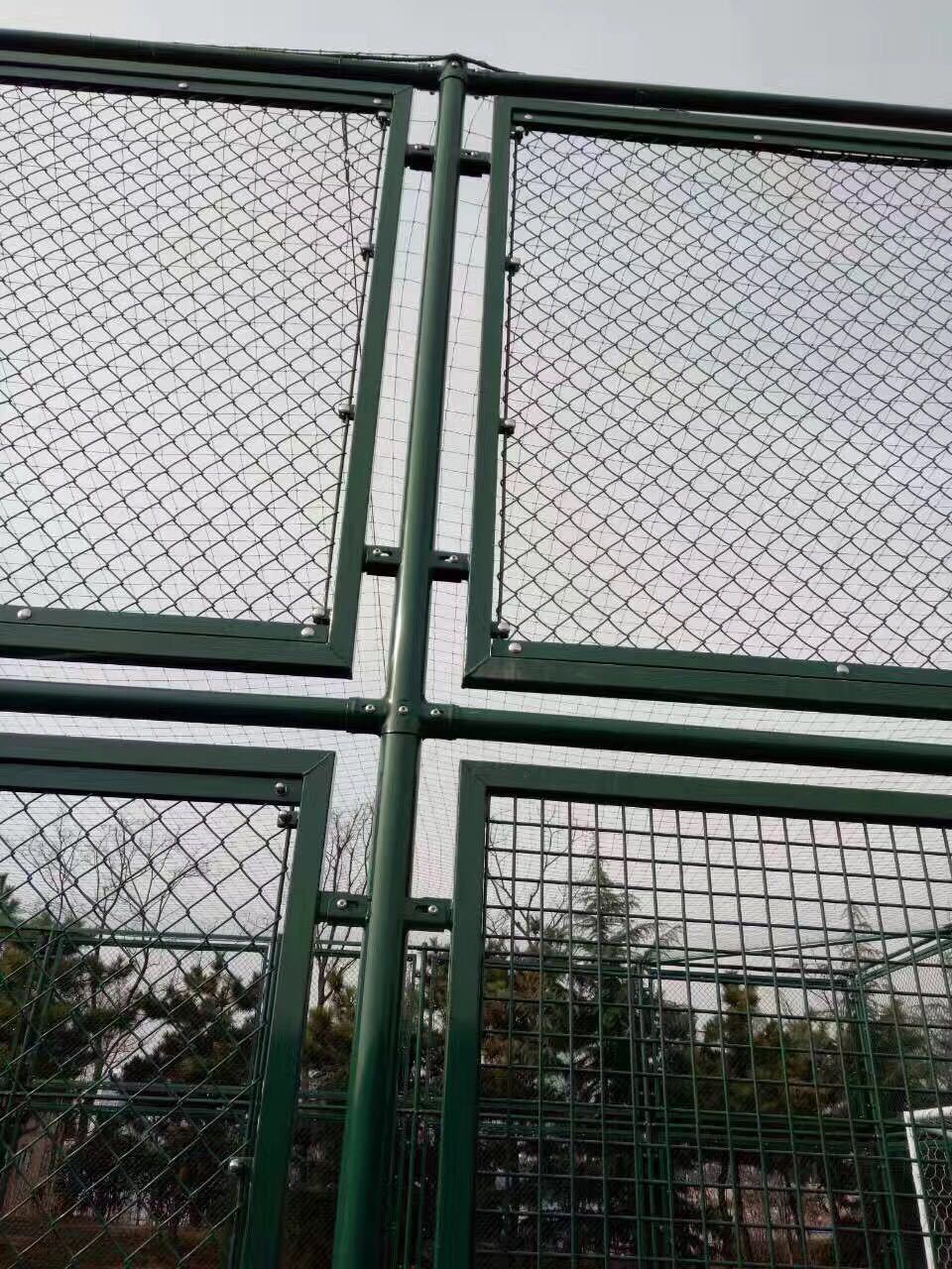 厂家直销低碳钢丝球场护栏网 体育场勾花护栏网防撞围网产地货源示例图6