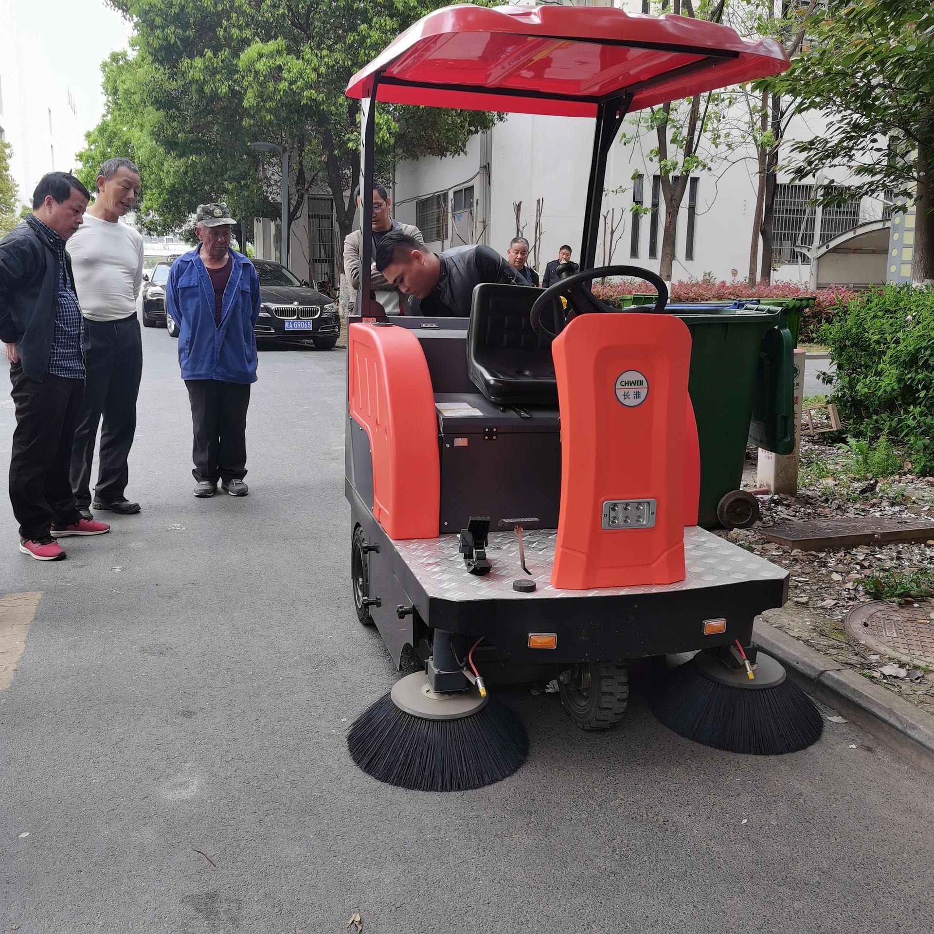 物业街道电动驾驶式扫地车 长淮S1500清扫车 多边刷图片