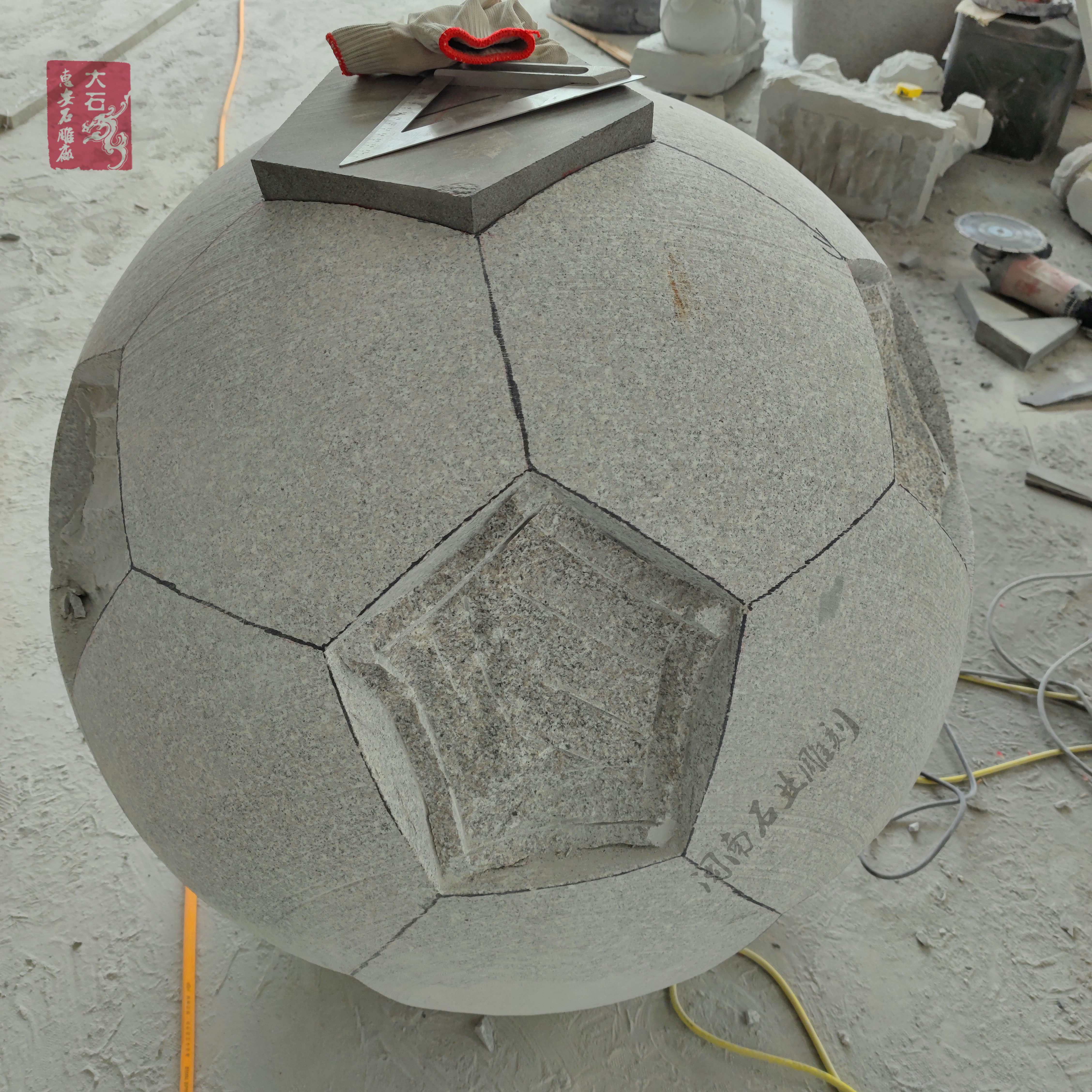 足球雕塑 校园足球石雕示例图3