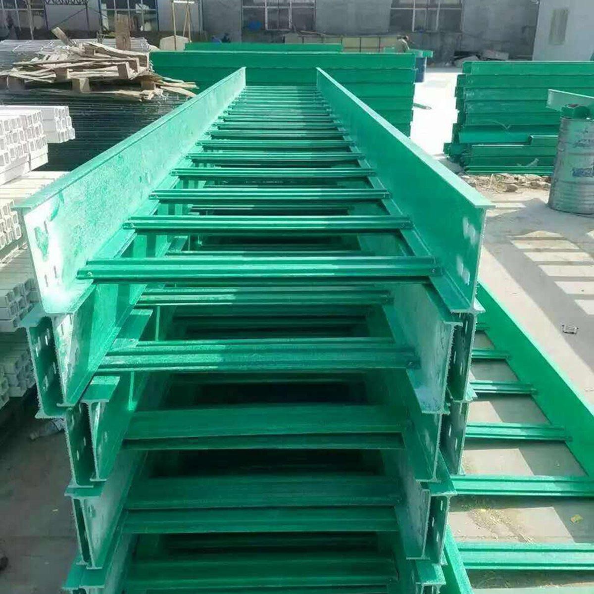 霈凯梯形400×200mm桥架 玻璃钢电缆桥架价格