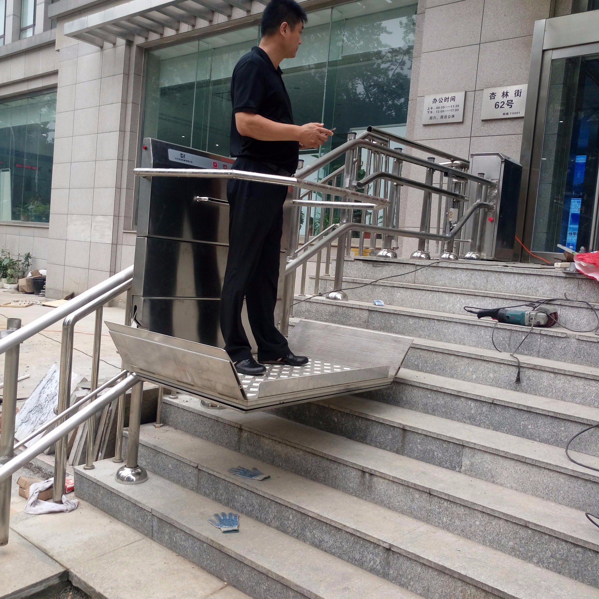 求购办公楼无障碍通道 启运进口斜挂式升降设备 残疾人升降设备大庆市销售