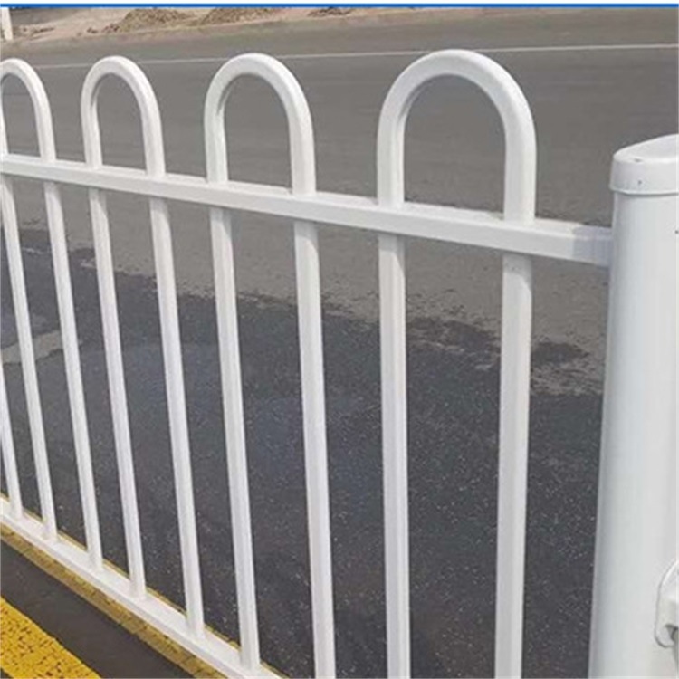 京式道路护栏U形交通安全锌钢隔离栏杆道路中央m型防撞护栏可定制图片
