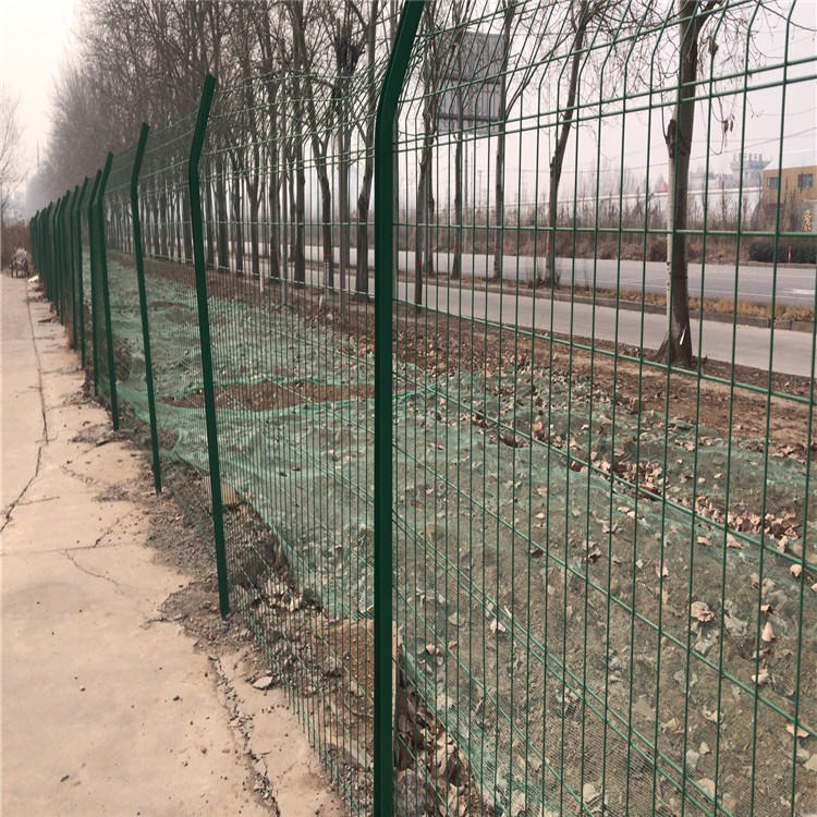 C型柱焊接网隔离栅 公路焊接网隔离栅价格 C型立柱防护围栏厂家