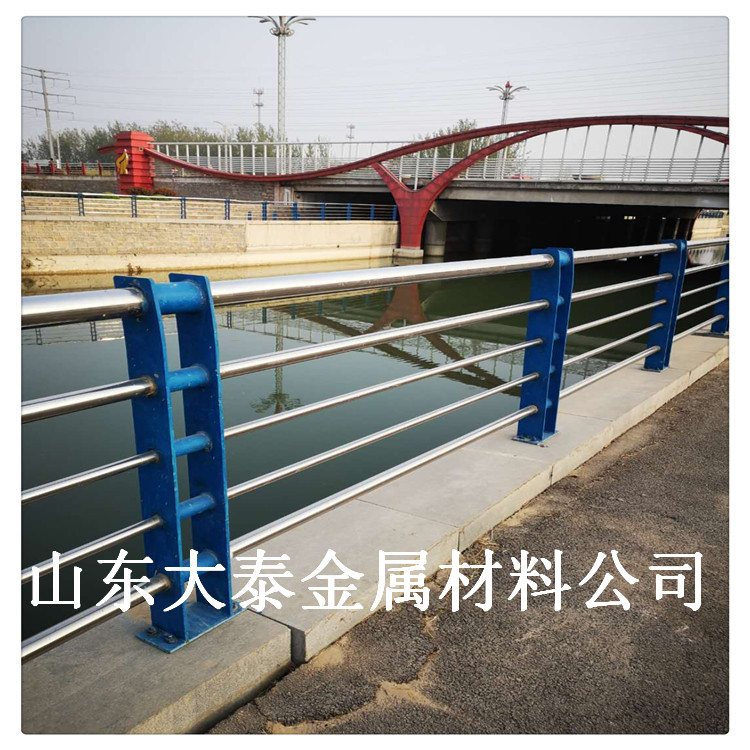 木纹转印景观河道栏杆 北京桥梁防撞护栏立柱 304不锈钢河道栏杆价格