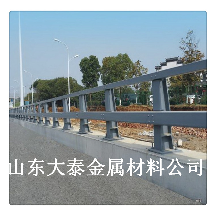 桥梁防撞护栏 北京304不锈钢景观栏杆 钢板防撞立柱