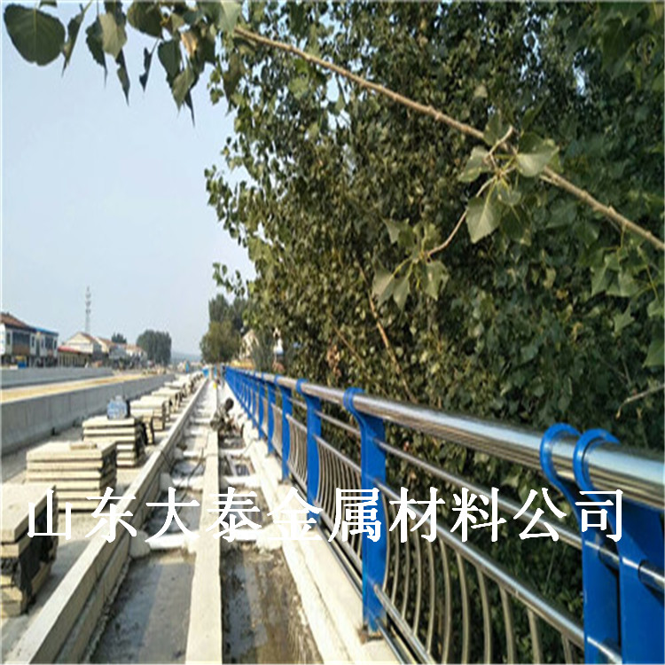 大泰加工 木纹转印景观河道栏杆 贵州304复合管河道护栏