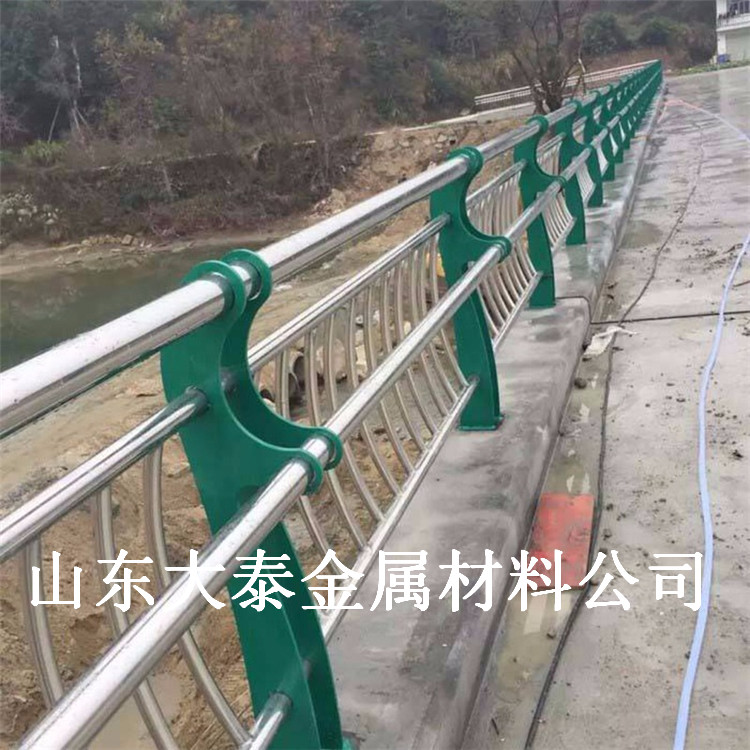 不锈钢复合管防撞护栏 批发复合管道路河道护栏 景观护栏