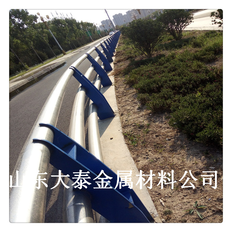 大泰加工 碳素钢喷塑防撞栏杆 广东防撞镀锌管桥梁护栏