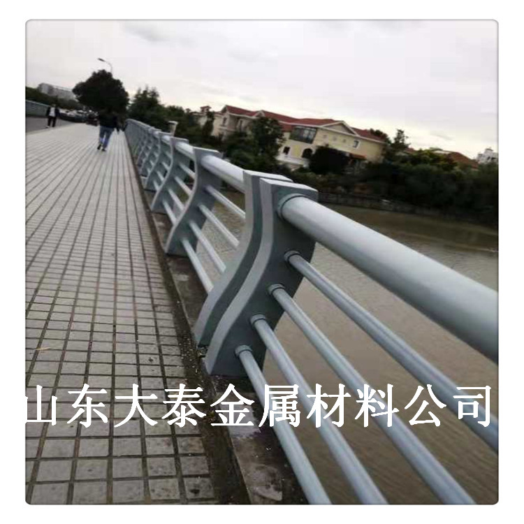 河道防撞栏杆价格 桥梁防撞护栏 重庆304复合管桥梁护栏