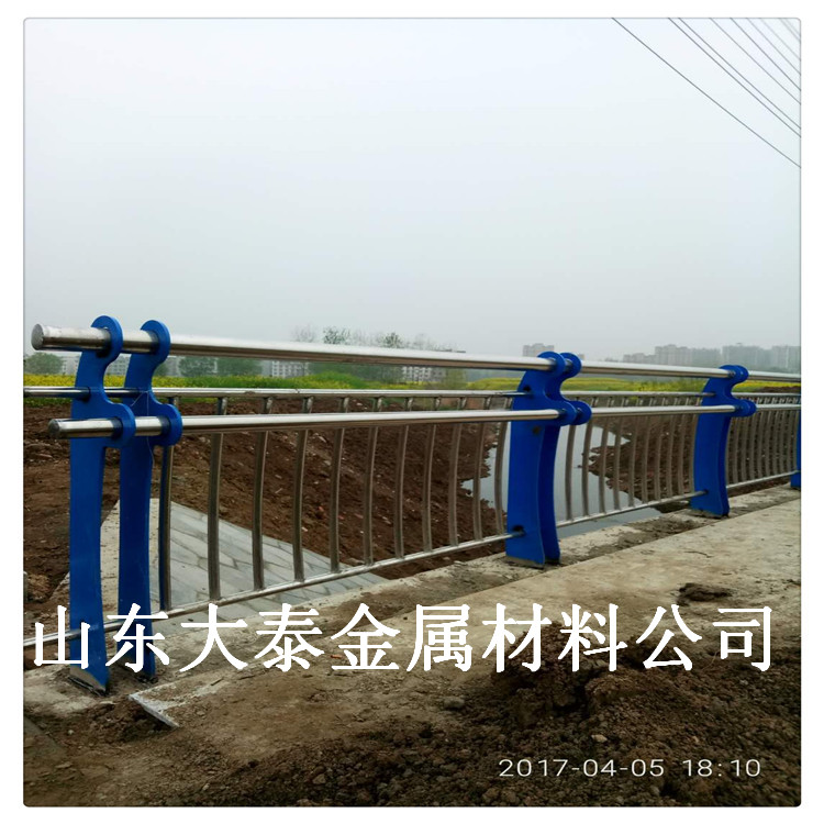 不锈钢桥梁防护栏杆 广西304不锈钢景观栏杆 不锈钢内衬碳素钢复合管护栏