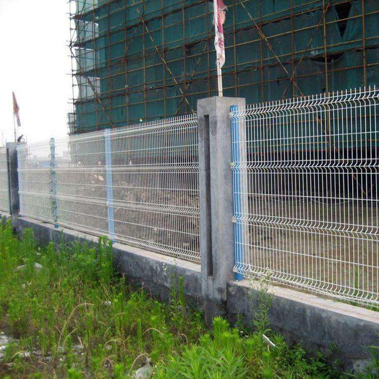 园林绿色围栏网 道路三道弯护栏 桃型柱围栏网现货供应