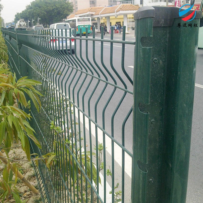 尊迈厂家现货加强弯三道弯桃型柱护栏网 园林建筑护栏网铁丝围栏网