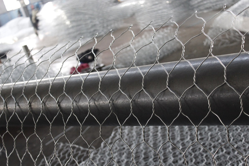 厂家直销山体防洪石笼网，边坡防护铁丝网，拧边石笼网示例图5