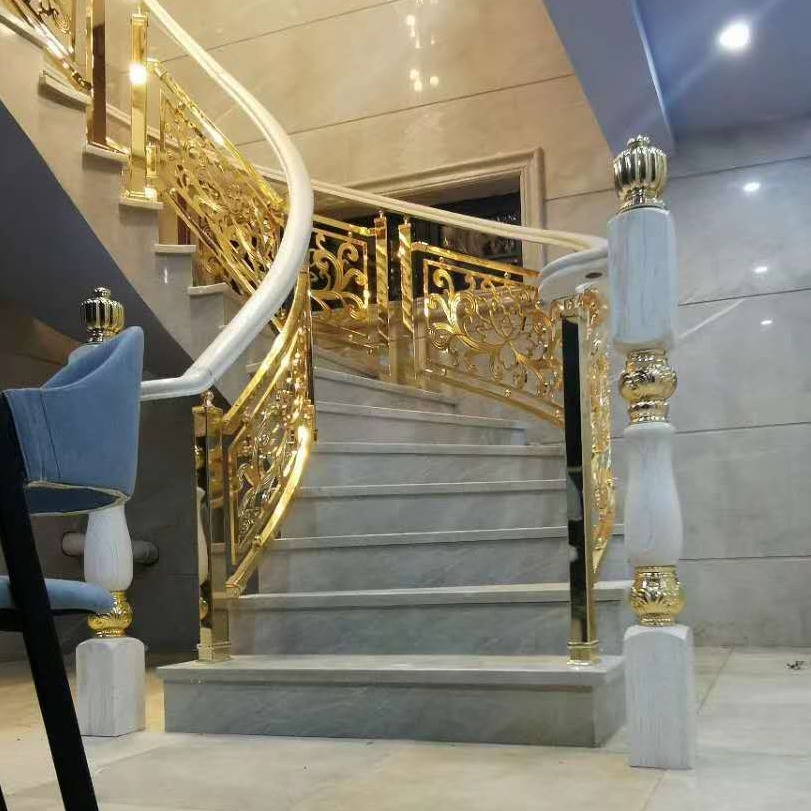 众钰酒店铜艺楼梯搭配柚木扶手面有轻奢的气场图片