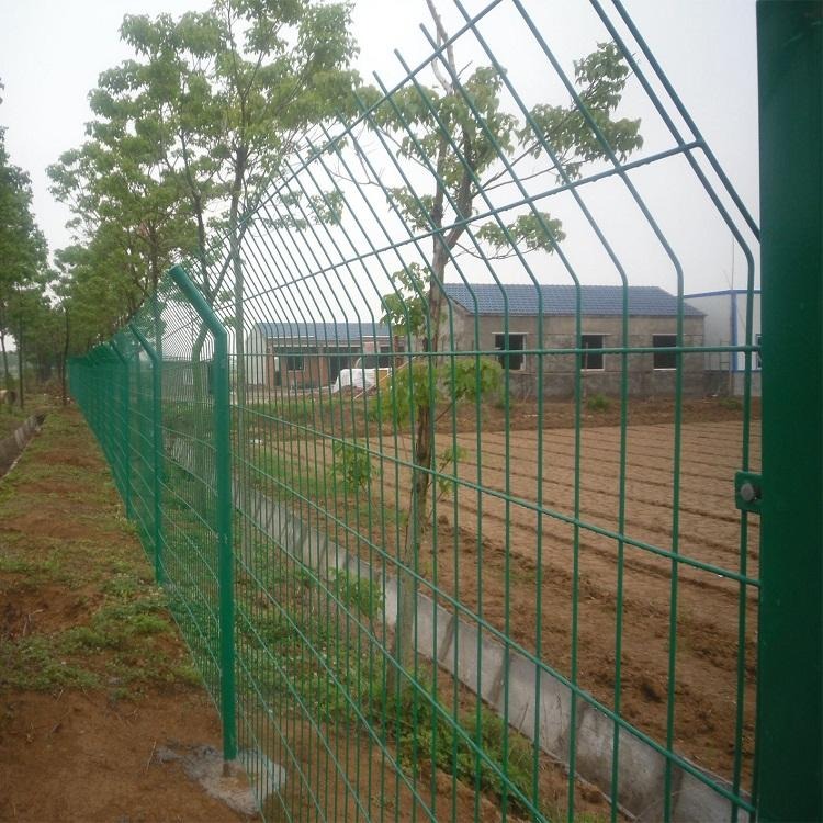 德兰供应圈地双边丝护栏网 绿色果园双边丝护栏网 浸塑空地隔离防护网