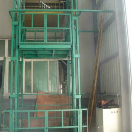 张家口市实地测量工业货梯 小型货运平台 高空载货液压升降台 启运导轨式货梯