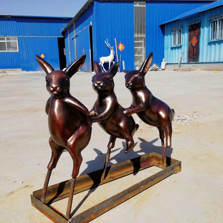 佰盛 定做拉手跳舞兔子雕塑 上下台阶小兔子雕塑模型 仿铜救援兔子雕塑厂家