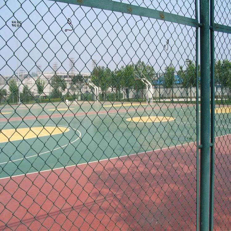 龙岩市住宅区篮球场围栏定制   迅鹰民用体育场隔离网  球场包胶活络网厂