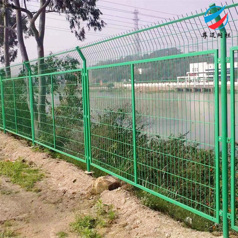 尊迈公路防护网 养殖场水库围栏网 钢丝防护栏 框架护栏网厂家 公路防护网