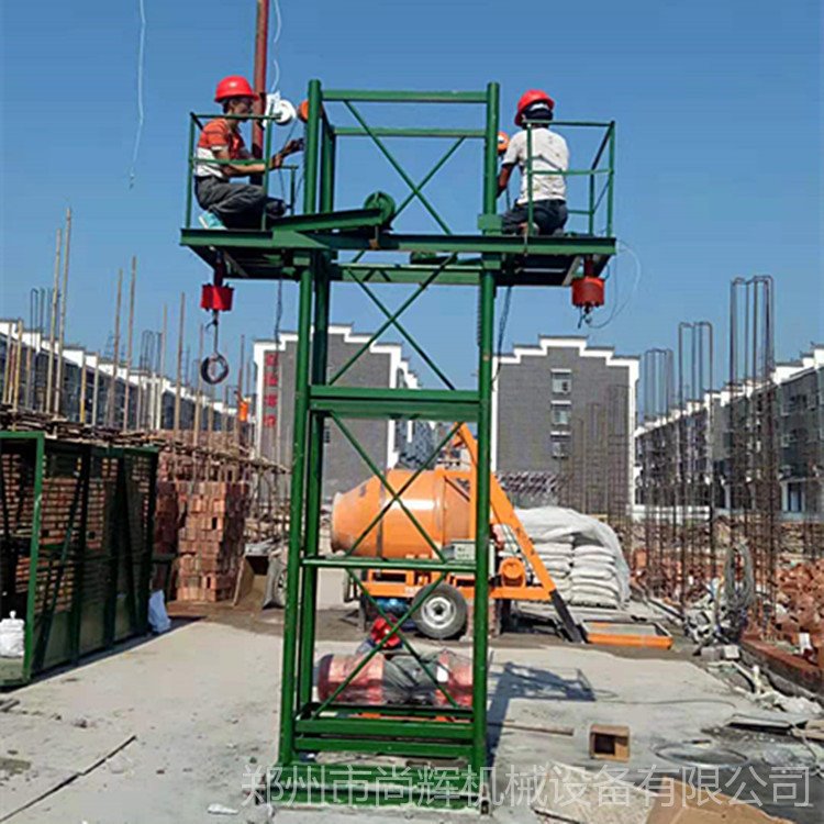 小高层工地升降机建筑施工用升降机载重2吨钢丝绳物料提升机外墙升降机
