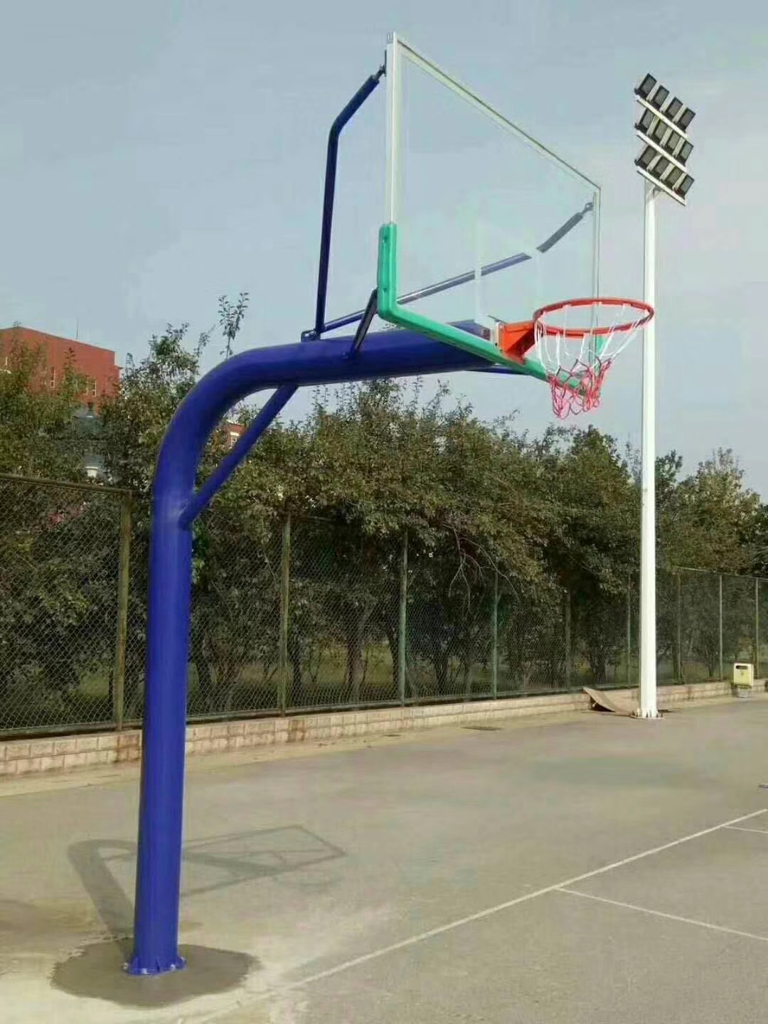 广州晶康牌配安全防爆钢化玻璃篮球板电动液压篮球架性能优越