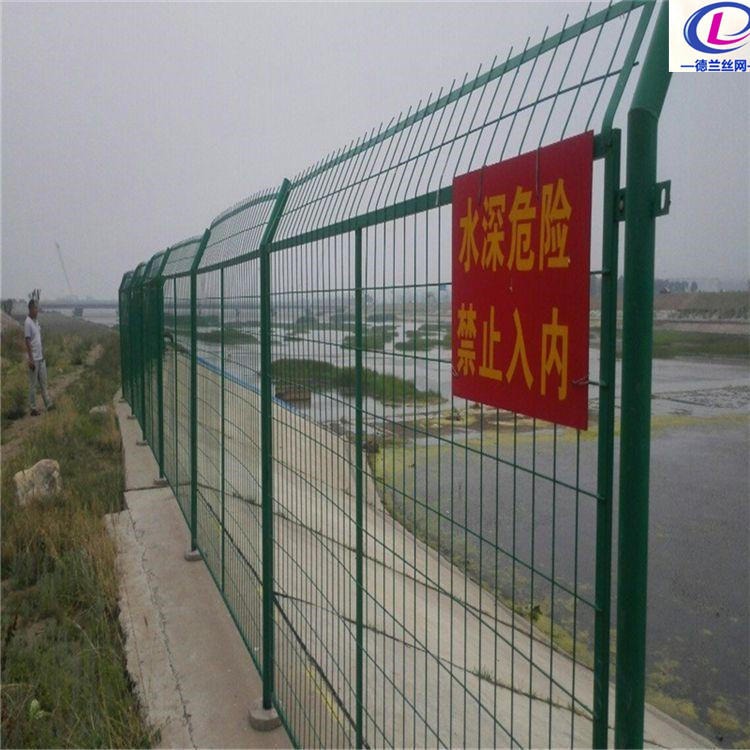 德兰 框架护栏网 公路隔离护栏网 浸塑钢柱护栏网厂家直销图片