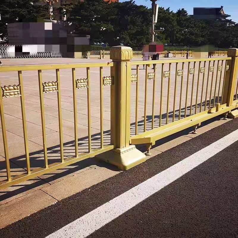 锌钢护栏 道路护栏 公路护栏 人行道交通防护防撞栏杆 镀锌钢人车分流栏 黄金色护栏