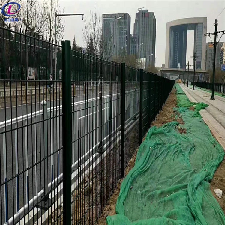德兰批发 市政公路围栏网 小区工厂公路围栏网 浸塑桃型柱护栏网围栏