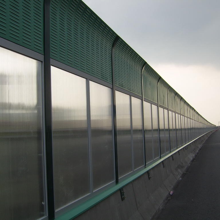 金属板与透明板组合式、玻璃钢、高铁、铁路、城际铁路、城市轻轨周边声屏障、隔音墙、吸声屏障、消声百叶窗加工厂家 茂群丝网
