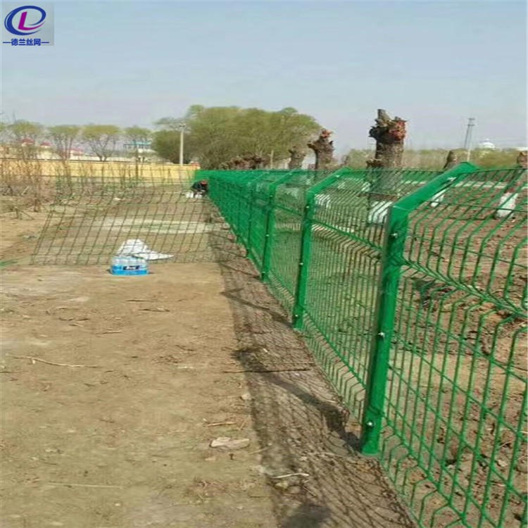 厂家供应 绿色圈地围栏网 浸塑双边丝果园圈地围栏网 德兰圈地围网供应