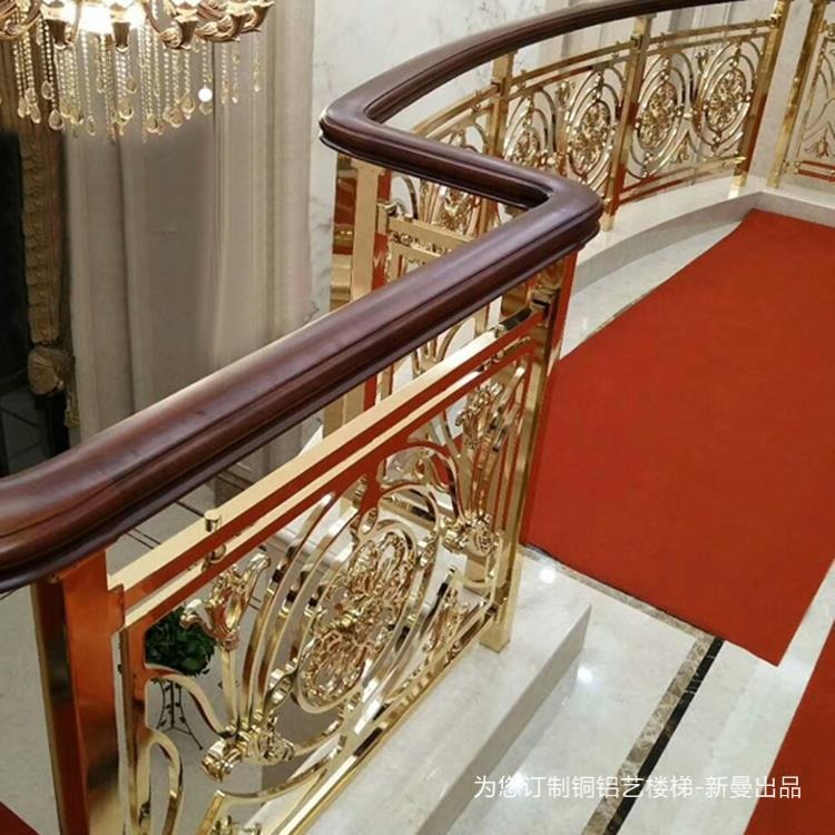 万源自家安装铜艺楼梯扶手 勾现出精美的线条