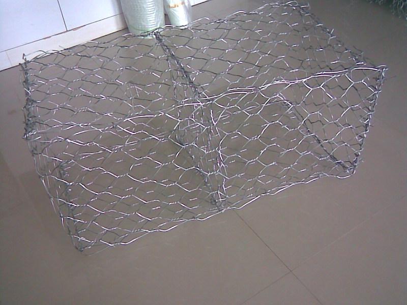 包塑石笼网经久耐用 包塑六角网量大从优  河道防护包塑格宾石笼示例图4