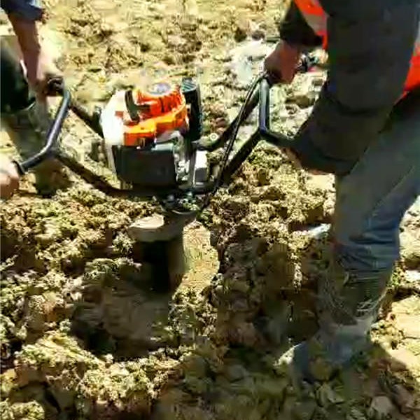 江苏卖搅管桩芯泥巴的工具就找雷力 管桩清理设备 挖桩取泥机