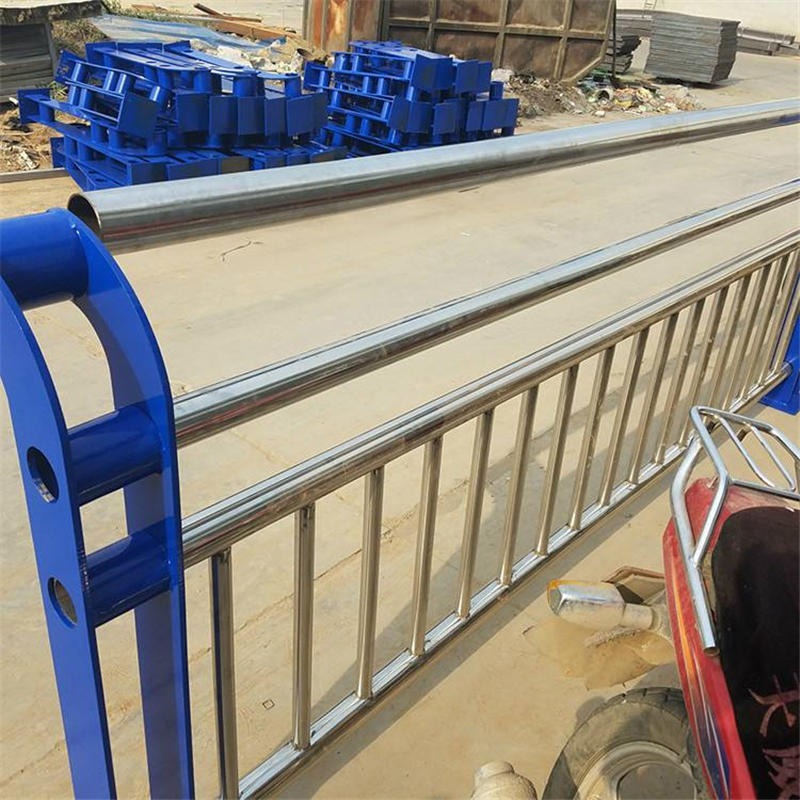 生产201不锈钢道路栏杆 不锈钢护栏加工焊接 聚晟护栏包安装 桥梁护栏供应
