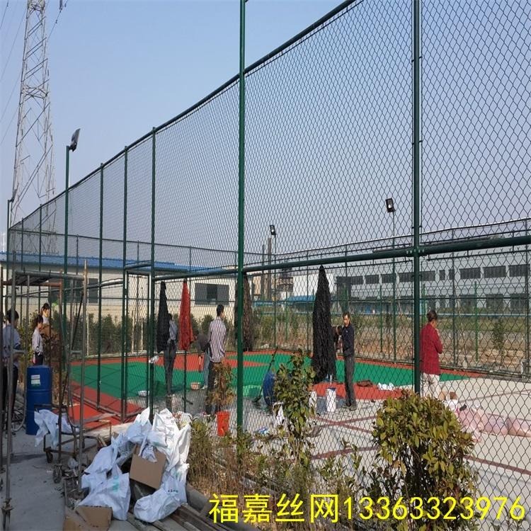 球场专用勾花网 球场勾花网安装 球场围网材质图片