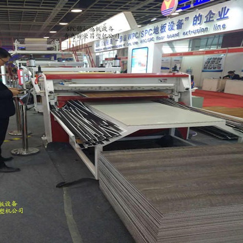SPC石塑地板生产线PVC卡扣地板机械PVC石塑地板设备生产厂家服务至上图片