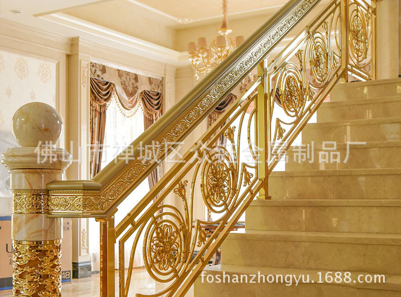 众钰 酒店别墅铝艺护栏 铝板雕刻护栏镀金色更精致楼梯上的风景线示例图5
