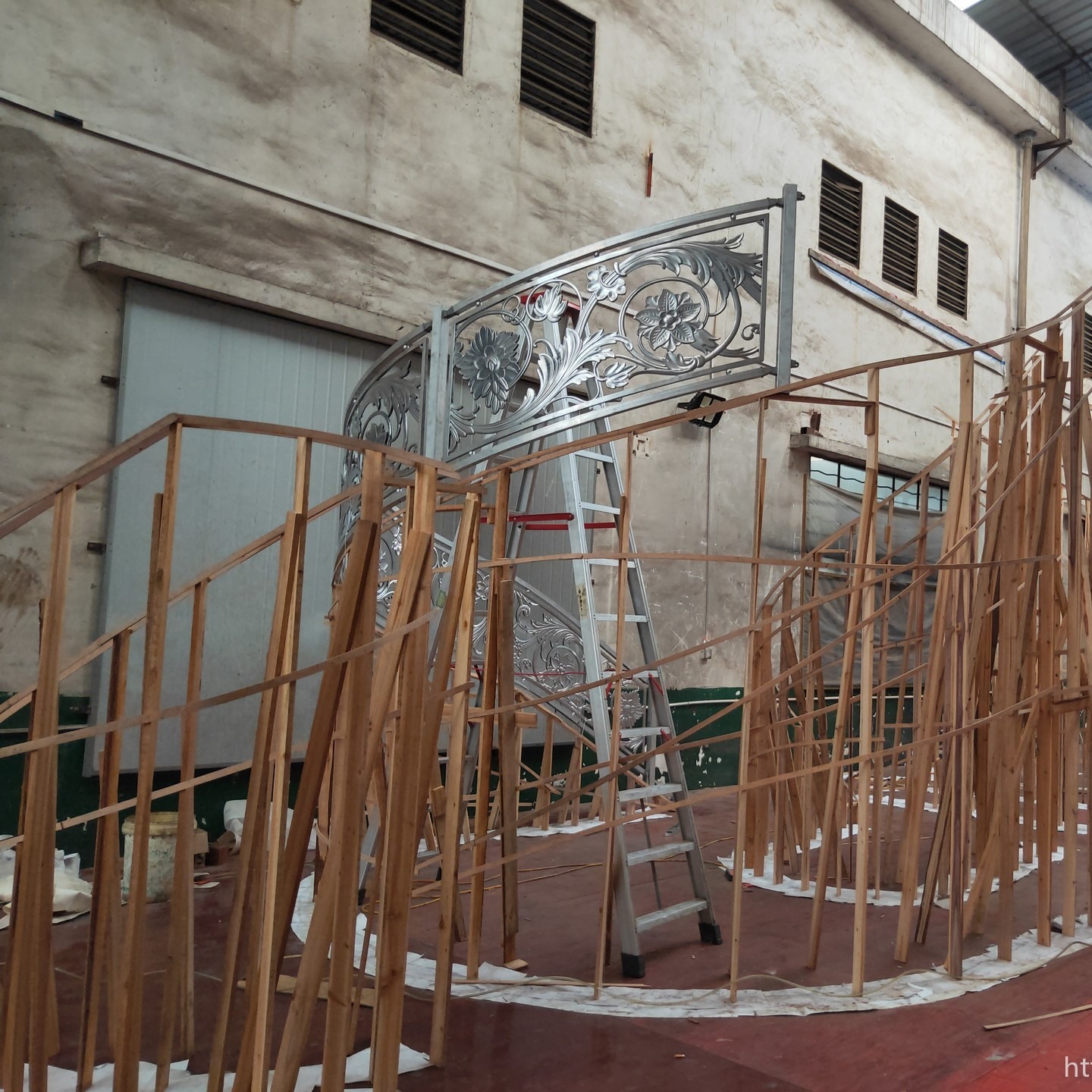 众钰 铝艺酒店楼梯护栏 欧式弧形楼梯铝板镂空k金护栏