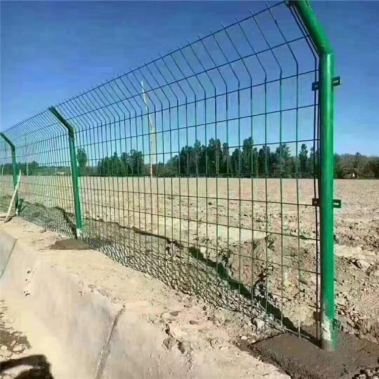 古道铁丝护栏网 浸塑防护网 异型护栏网  厂区围栏，质优价廉