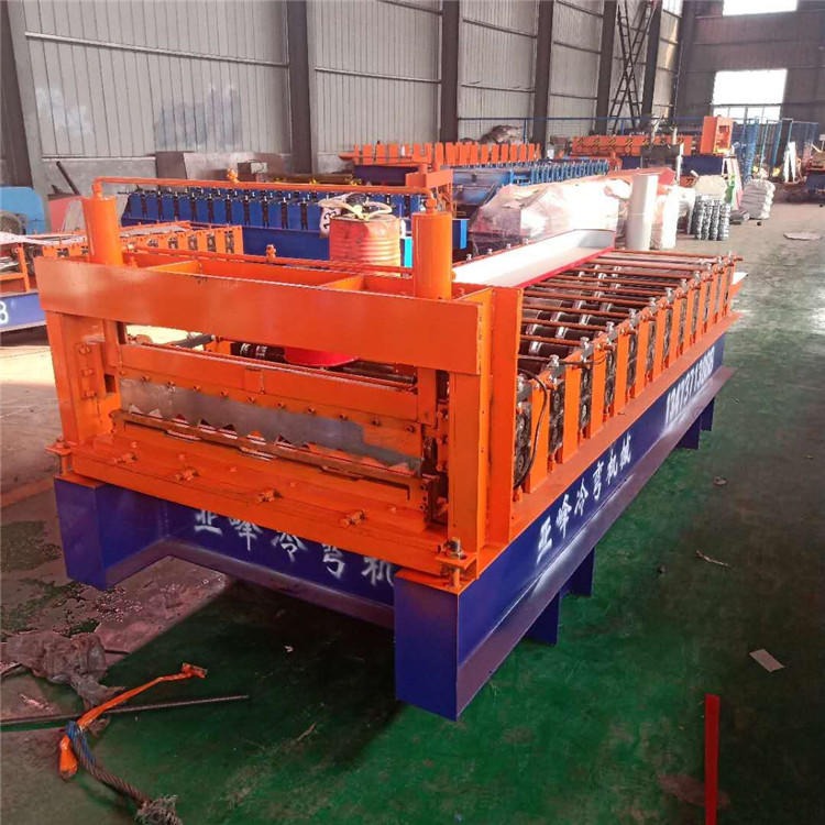 沧州1.25型箱板机 汽车箱板压瓦机 集装箱板机 货车箱板成型设备 亚峰机械图片