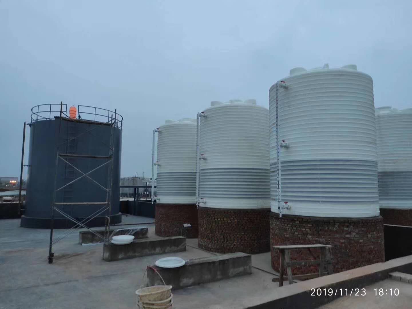 彭州市5吨pe塑料水箱加强筋大容量储液罐塑料水箱厂家
