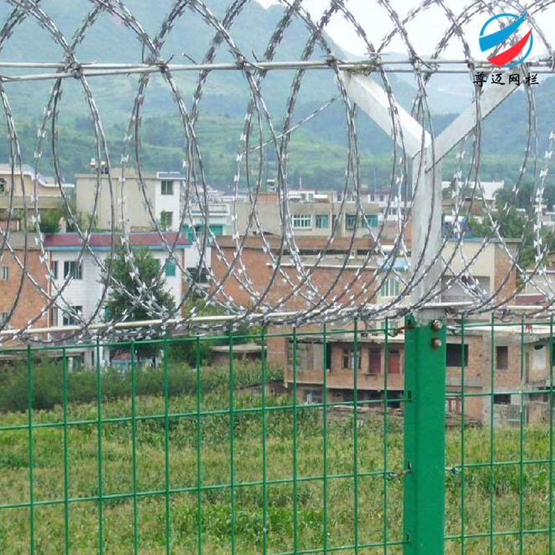 河南机场护栏网 尊迈机场隔离护栏 机场监狱护栏网 三角折弯护栏厂家