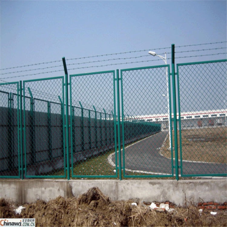 安平百瑞供应公路隔离栅  钢板网护栏 金属网片框架围栏网  国标公路护栏网