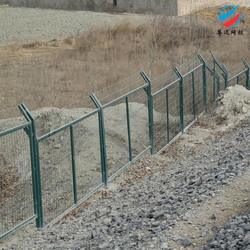 尊迈厂家批发现货铁路公路护栏网 浸塑铁丝网 绿色安全防护隔离防护